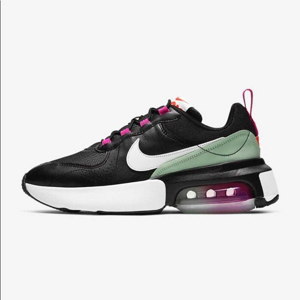 MAKE AN OFFER!🚨Nike Sneakers BRAND NEW WORN ONCE!